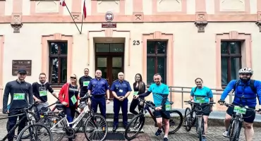 Deszcz im niestraszny. Wołowscy policjanci przesiedli się na rowery, żeby pomóc dzieciom poległych kolegów