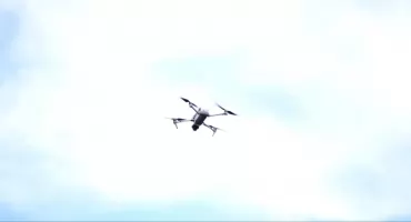 Podniebne pole minowe w powiecie. Za jeden lot dronem nad Brzegiem Dolnym grozi prokurator i 10 tysięcy kary