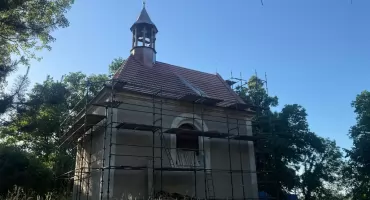 KAPLICA NA WZGÓRZU ODZYSKUJE DAWNY BLASK. TRWA REMONT JEDNEGO Z NAJSTARSZYCH ZABYTKÓW GMINY WIŃSKO