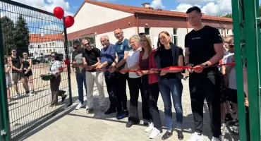 Inwestycja za ponad milion złotych zakończona. Nowe boisko przy ZSP 2 w Brzegu Dolnym już służy uczniom i mieszkańcom