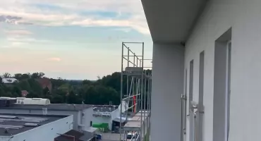 Remont i zniszczone gniazda jaskółek? Czytelnik alarmuje z ul. Leśmiana