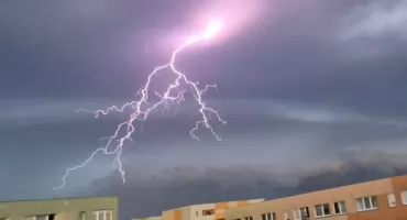 Uwaga! Nadciągają gwałtowne burze. Możliwe podtopienia, wichury i przerwy w dostawie prądu