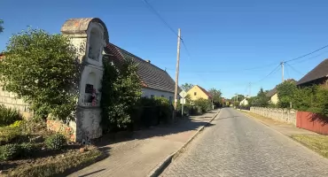 325 lat historii przy drodze. Niezwykłe kapliczki w Trzcinicy Wołowskiej skrywają zapomnianą kalwarię