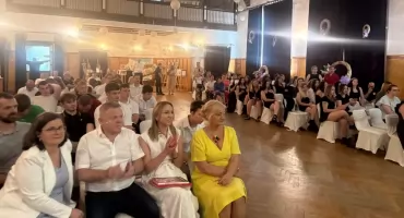 Świadectwa rozdane, ale na wakacje nie pojadą. W Lubiążu dzieci dostały jeszcze jeden, bezcenny prezent
