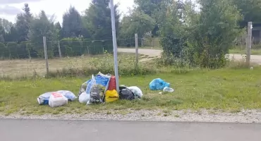 Kto porzucił śmieci przy ogródkach działkowych w Wołowie? Zdjęcia od Czytelnika