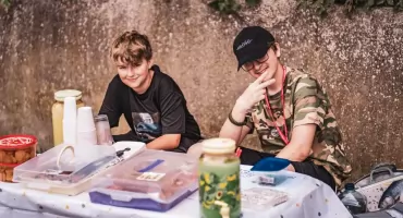 Coraz więcej dzieci sprzedaje lemoniadę. Sanepid wydał wytyczne