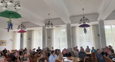 Trzy osoby, trzy samochody. Czy miasta powinny budować więcej parkingów, czy szukać innych rozwiązań? 