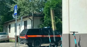 Służby pilnują torów, a kładka niszczeje. Kolejowy pat w Brzegu Dolnym trwa