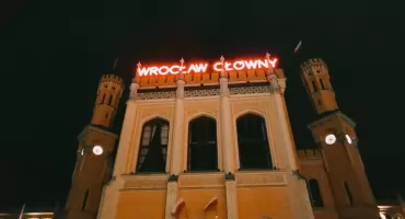 Potężna ulewa we Wrocławiu: Awaria sieci trakcyjnej na stacji Wrocław Główny. Pociągi opóźnione nawet o 100 minut