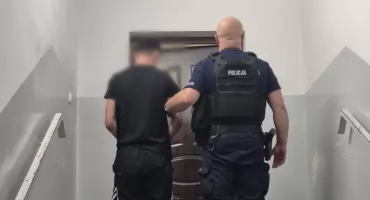 Zamaskowany mężczyzna z siekierą groził ludzom. Ukrywał się na działkach