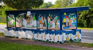 Sztuka wychodzi na ulice Brzegu Dolnego. Malarska przemiana przystanku przy ul. Dębowej 