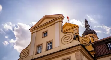 Gmina Wołów sprzedaje nieruchomości. Do wzięcia działki w Łososiowicach, Lubiążu i duży teren w Wołowie