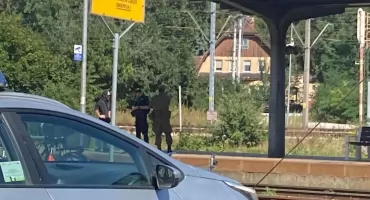 Wojsko, policja i Służba Ochrony Kolei pilnują torów w Brzegu Dolnym. Kolejna akcja i wysokie mandaty