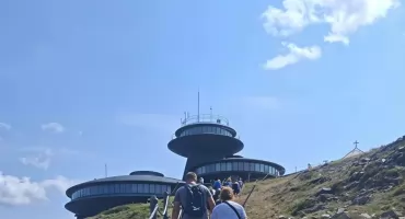 Słynne „spodki” na Śnieżce wreszcie z umową na remont! Dobra wiadomość dla turystów z powiatu wołowskiego