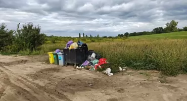 Śmieci po środku niczego. Mieszkańcy Brzegu Dolnego alarmują, czekamy na odpowiedź ZGK