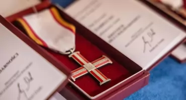 Andrzej Manasterski z gminy Brzeg Dolny z Krzyżem Wolności i Solidarności