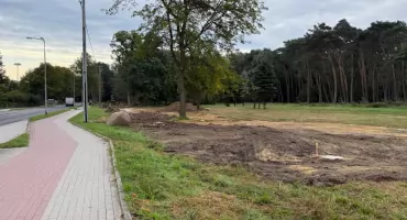 Nowe tereny pod domy jednorodzinne. Trwają prace sieciowe przy ul. 1 Maja