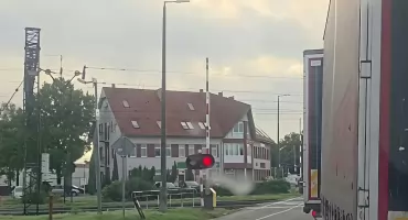 Awaria na przejeździe kolejowym w Wołowie. Otwarty szlaban i czerwone światło przy ul. Ścinawskiej