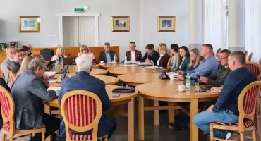 Skarga na burmistrza bezzasadna. Radni nadal spierają się o granice krytyki na … Facebooku 
