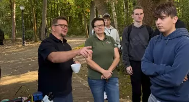 Przyjechał do Wołowa z laboratorium. Uczy młodych, zanim deszcz znów ich zaskoczy