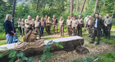 Las, który zaprasza – rzeźbione ławki na Gancarzu to dopiero początek
