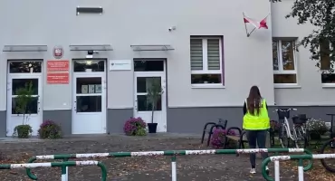 Policjanci przed szkołami w powiecie wołowskim. To reakcja na falę przemocy w kraju