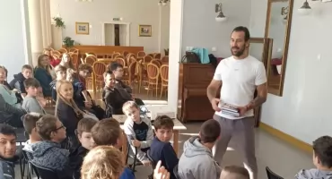 „Zanim będzie za późno”. Błażej Augustyn na inspirującym spotkaniu z młodzieżą w Brzegu Dolnym