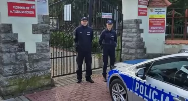 Policjanci przed szkołami w powiecie wołowskim. Co wiemy o „krwawym piątku”?