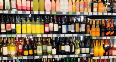 Koniec z nocnymi zakupami na stacji i piwem z promocji. Rewolucja w sprzedaży alkoholu od 2027 roku