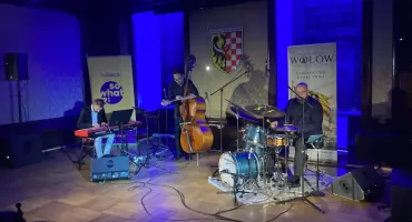 Magiczny wieczór z jazzem na Zamku Piastowskim w Wołowie. Jakub Olejnik Trio oczarowało publiczność   