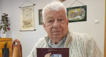 Drewniana hala zwana „Stodołą”, brak profesjonalnego sprzętu, mecze rozgrywane przy torach kolejowych. Władysław Chrabąszcz spisał historię dolnobrzeskiego sportu